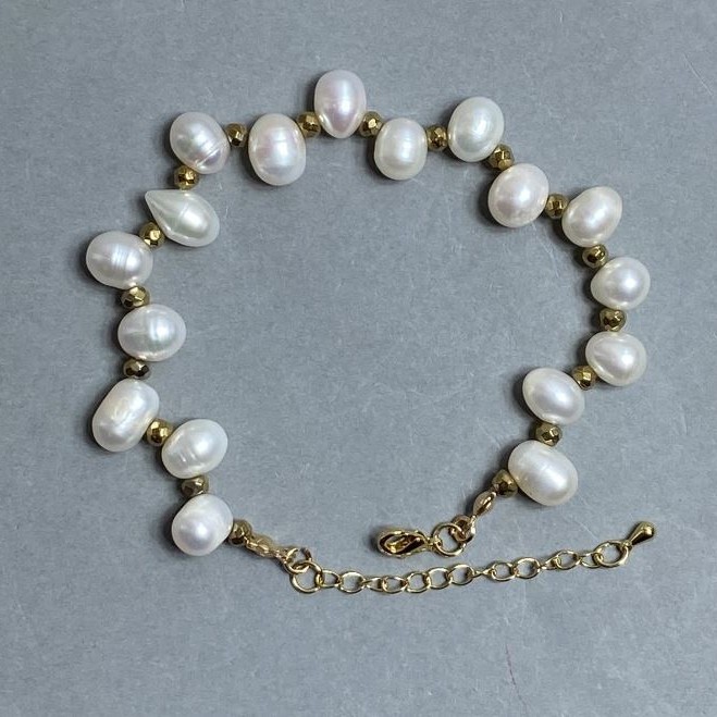 Bracelet with river pearls 9x11 mm and hematite faceted beads 3.5x3 mm; length 19 cm + 5 cm extension chain