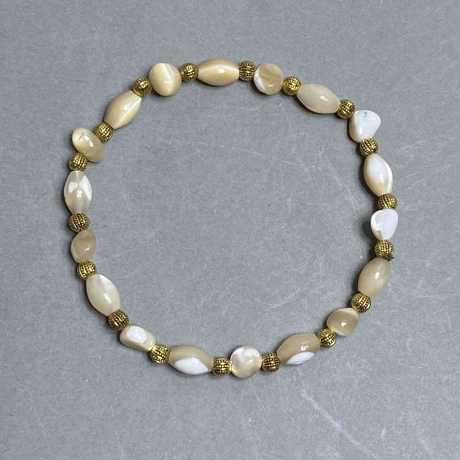 Beige Mother-of-Pearl Bracelet, faceted 7x7-8 mm beads, 9x5, 5 mm, length 18 cm, stretch