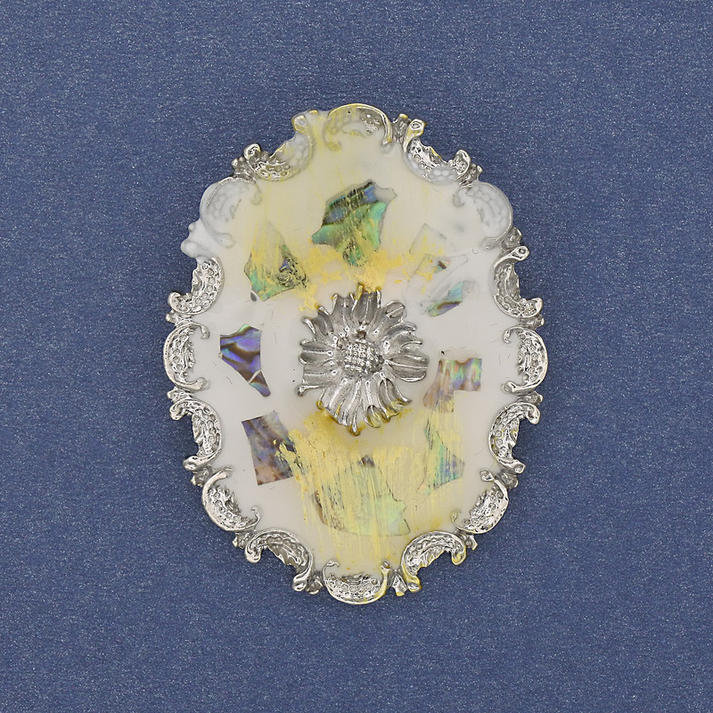 Brooch 'Accent Chalcedony' in Silver-Toned Metal 43x32 mm+