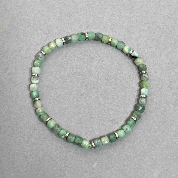 Emerald bracelet with a faceted cube 4x4 mm and hematite rondelle 4x1 mm, length 18 cm stretch