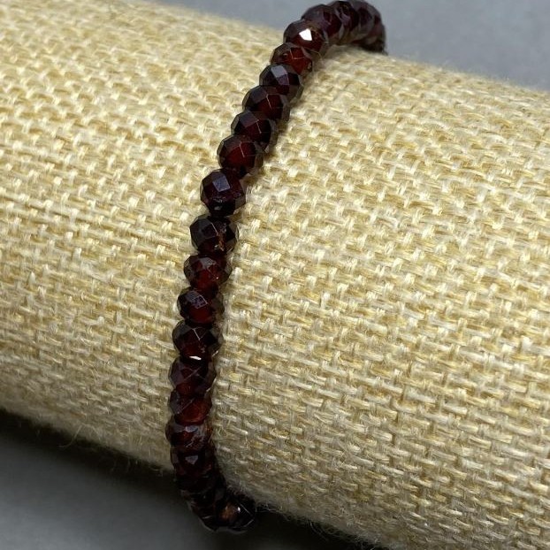 Garnet bracelet with a faceted bead, 5 mm diameter ±, rondelle 5x3 mm, 18 cm stretch