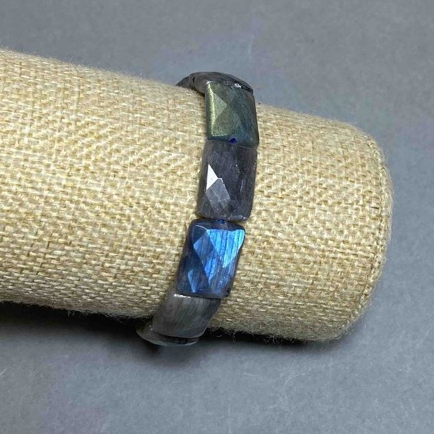 Labradorite bracelet with iridescence — faceted link 16×12 mm, length 18 cm, stretch