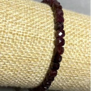 Garnet bracelet with a faceted cube 4x4mm, length 18mm, stretch