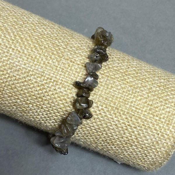 Labradorite Chip Bracelet, diameter 6-9×1-6 mm +/-, length 18 mm +/-, elastic