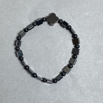 Bracelet with shungite beads 4–5 mm, hematite squares 6×6 mm, shamrock 12 mm, 18 cm stretch