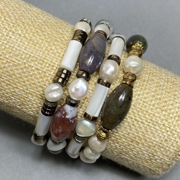 Bracelet Set: Pearls 7-9×7-8 mm, Jasper Seed 20×10 mm, Hematite Rondelle 6× mm, Mother-of-Pearl Cylinder 13×6 mm, 18 cm stretch