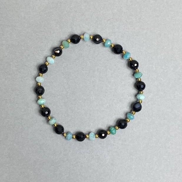 Bracelet with a faceted agate bead 6mm ±, a faceted apatite rondel 5x3.5mm ±, length 18 cm stretch