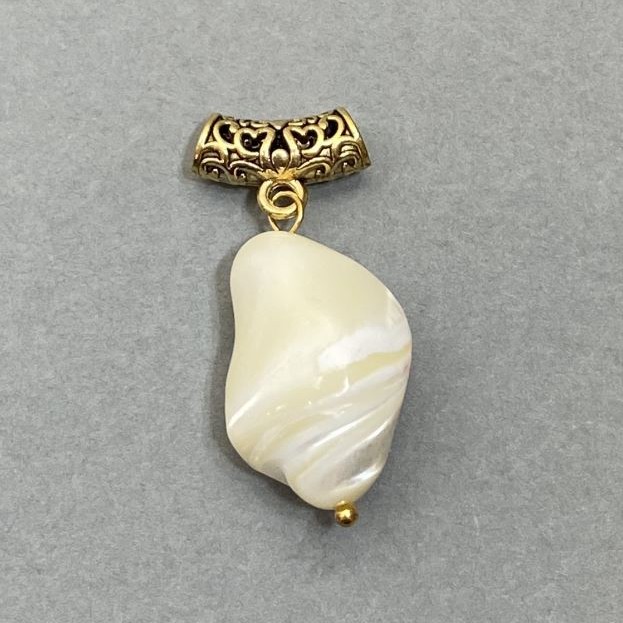 Mother-of-Pearl Pendant 14–18×12–13 mm ± (assorted sizes) with bail 14×+6 mm