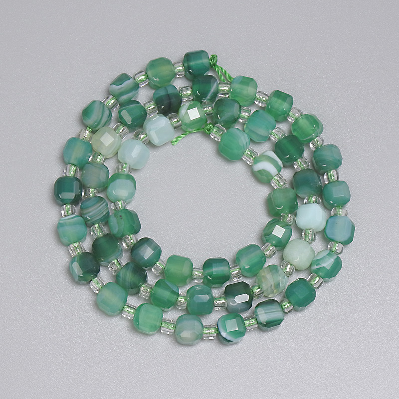 Agate beads, faceted cube, 5x5 mm ±, 3 mm seed beads ±, length 38 cm ±, on thread