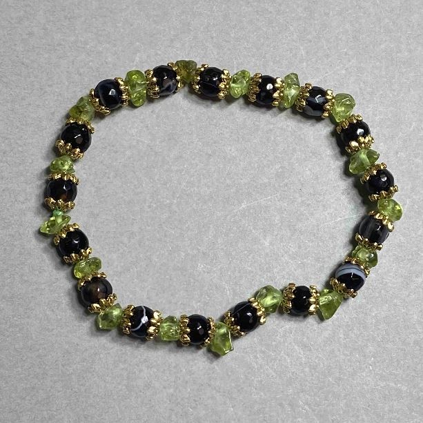 Bracelet with Chrysolite Chips 5-6×4 mm and Faceted Agate Beads 6 mm, with Inserts, 18 cm Stretch
