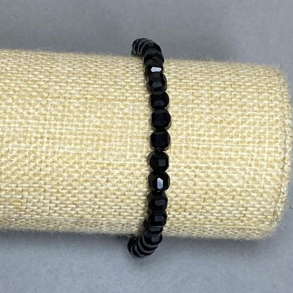 Stretch bracelet with faceted agate cubes 5x5 mm, 18 cm long