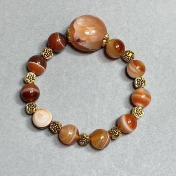 Agate Bead Bracelet with 10mm beads and a 20mm faceted insert, with metal accents, 18 cm stretch