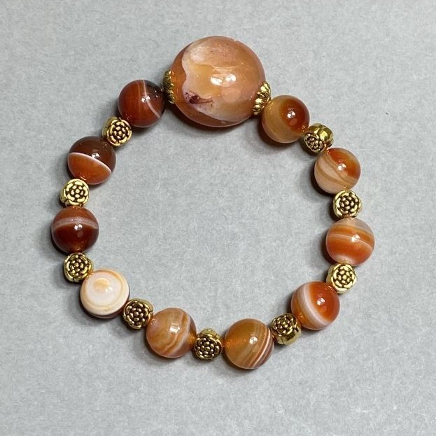Agate Bead Bracelet with 10mm beads and a 20mm faceted insert, with metal accents, 18 cm stretch
