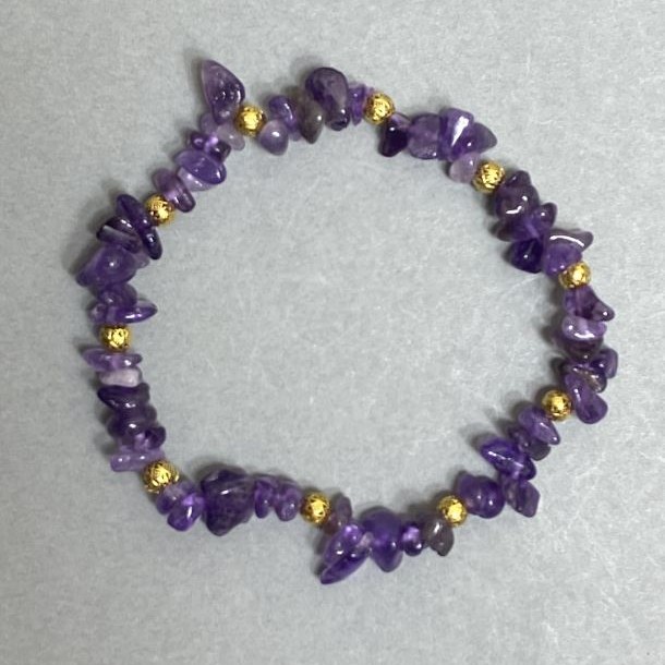 Amethyst chip bracelet, 6–8×2.5 mm, with metal inserts, 18 cm stretch