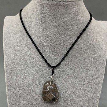 Pendant in a silver-plated weave with natural Jasper, dimensions approximately 35×20 mm +/- on a cord, cord diameter 2.5 mm +/-, length 50 cm +/-