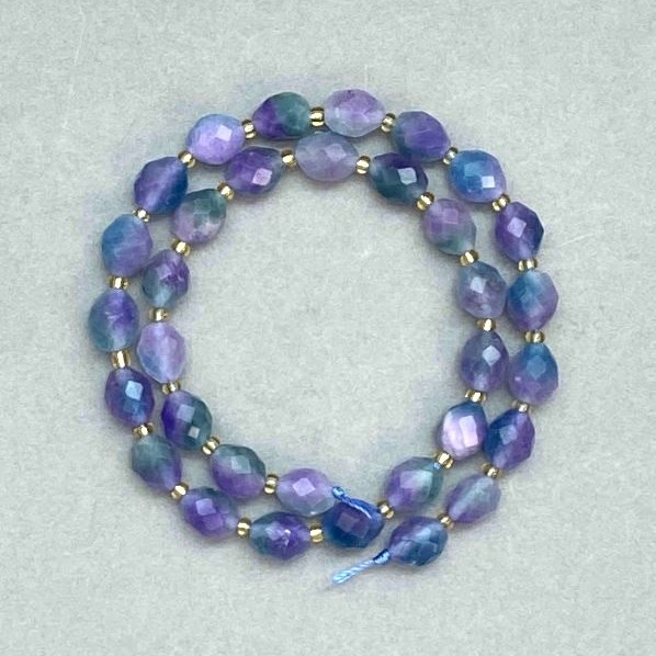 Fluorite Beads, Faceted Grain Shape, Diameter 10x7 mm, 5 mm +/-; Seed Beads 3 mm +/-; Length 37 cm +/- on Thread