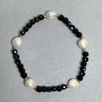 Bracelet with faceted tourmaline cube beads, 4 mm diameter, and freshwater pearls 8–8.5×8 mm, length 18 cm, stretch