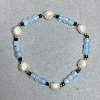 Bracelet with faceted Aquamarine cubes, 5 mm diameter ±; freshwater pearls 8×8.5 mm ±; length 18 cm ±, stretch