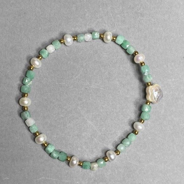 Emerald Bracelet with Faceted Cubes 4mm, Pearls 5x4mm, Baroque Pearl 10mm, 18 cm, Stretch
