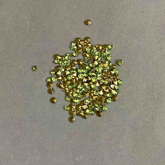 Green rhinestone beads, diameter 2.5 mm (±), packaging 4 g (±)