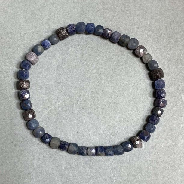 Sapphire bracelet with faceted cube beads 4x4 mm, length 18 cm, stretch