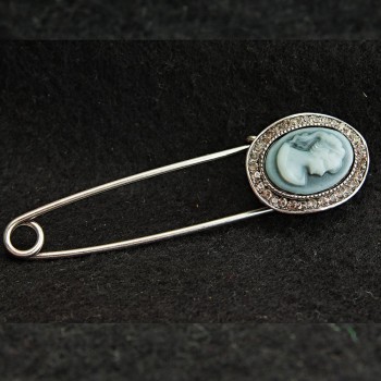 (20/75 mm) Vintage brooch-pin in light metal 'cameo' with small crystals on the bezel