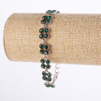 Bracelet in 'drip-silver' with green crystals 22 cm