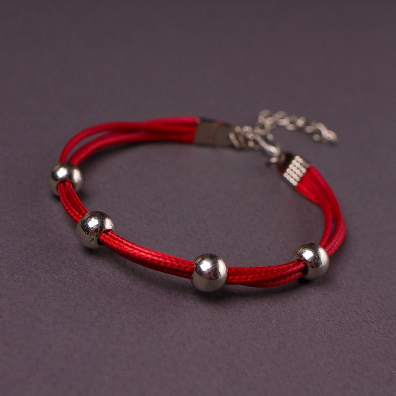 Red thread bracelet for protection against the evil eye, in three strands with metal beads, diameter 8 mm