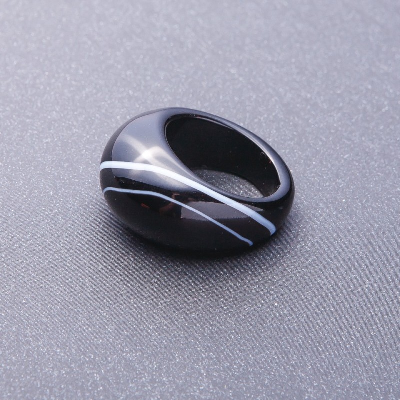 Ring with natural agate, black-and-white, 19–20 mm