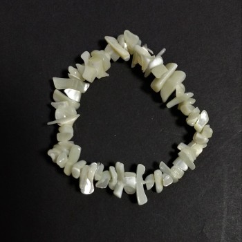 Bracelet with natural milky-white mother-of-pearl on thread, chips, diameter 7-8 mm, length 18 cm