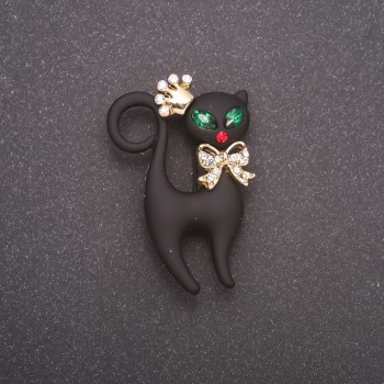 Brooch 'Cat in a Crown' with black matte enamel, yellow metal, 28×42 mm