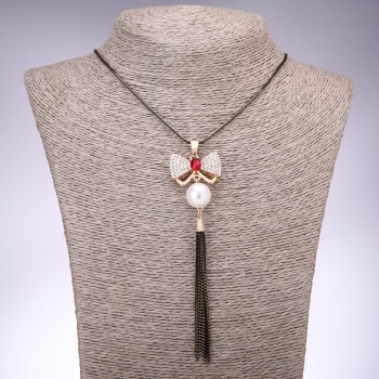 Pendant 'Bow', 29 mm diameter with a red gemstone on a long chain in black gold finish, length 100 cm