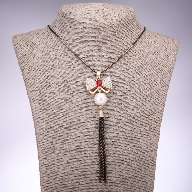 Pendant 'Bow', 29 mm diameter with a red gemstone on a long chain in black gold finish, length 100 cm