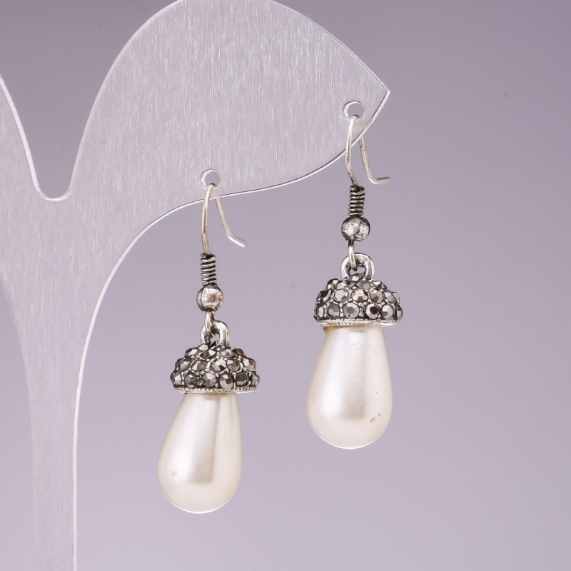 Teardrop-shaped imitation pearl drop earrings with dark rhinestones (silver-tone metal) 3.5 × 1 cm