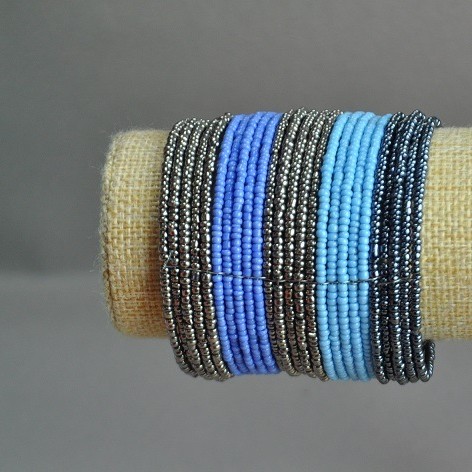 Beaded bracelet with clamp closure in purple-blue-gray