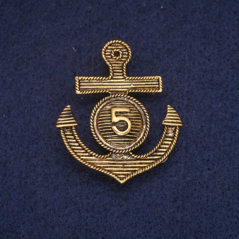 Discount! Anchor Brooch antique gold color 32x37mm