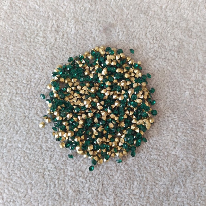 Green rhinestones, diameter 2.5 mm (±), pack 4 g (±)