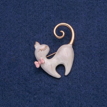 Cat Brooch with Pink Bow, Pearl Enamel, Gold-Toned Metal 39×37 mm +