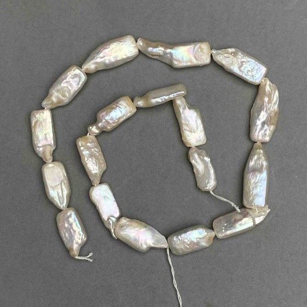 Baroque Pearl Strand, 17×10 mm diameter, 41 cm length +/- with gasoline iridescence