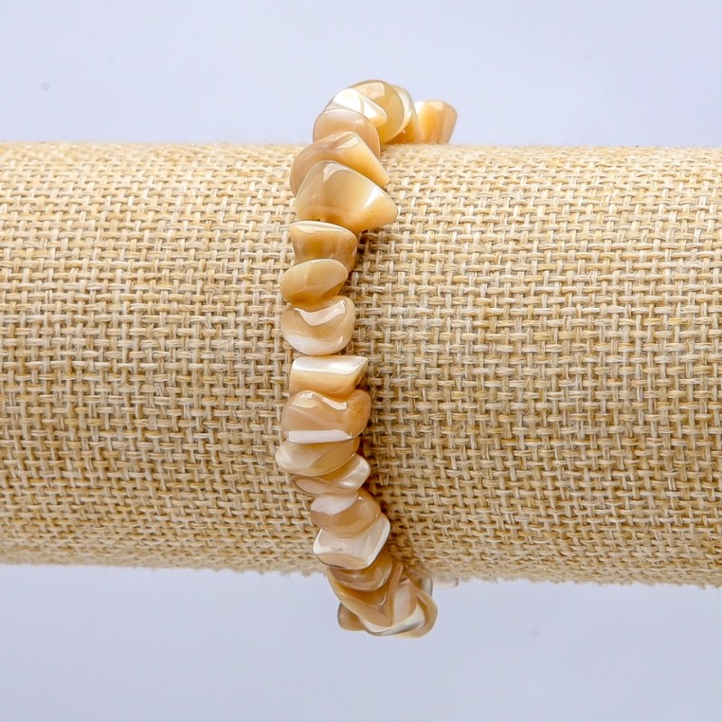 Elastic bracelet with natural beige mother-of-pearl chips, diameter 7x5+