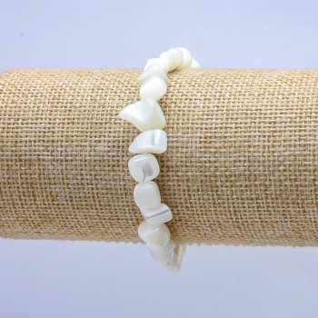 White mother-of-pearl bracelet on elastic, faceted beads, 8x10 mm diameter, length 18 cm