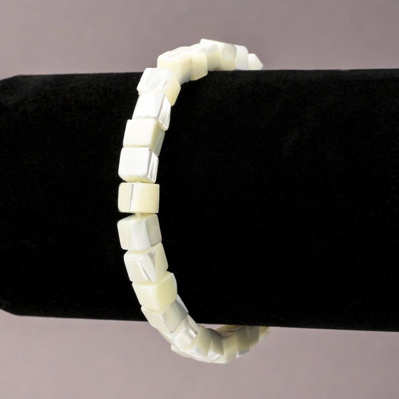 Elastic bracelet with natural mother-of-pearl, square 5-6 mm+