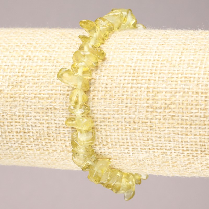 Elastic bracelet with tinted quartz chips, diameter 6–8 mm+