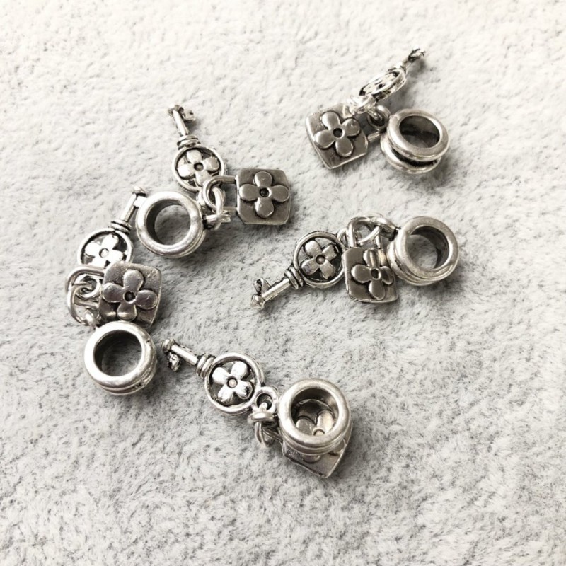 Pendant hardware Key 30mm inner, Ø5mm, packaging 20g +/- 12 pcs