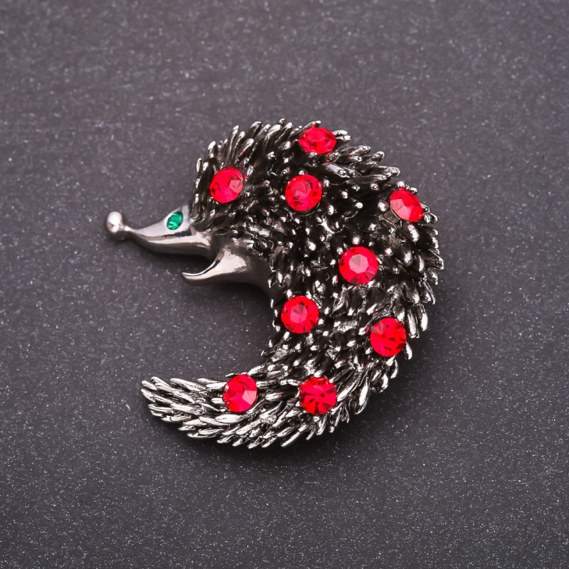 Brooch with red crystals 42x42 mm yellow metal
