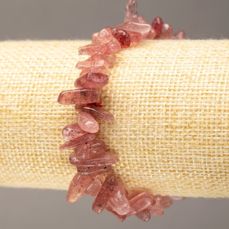 Bracelet made of natural Strawberry Quartz - chip 'Needle' on elastic, diameter 8-18×3-5(±)mm, length 18 cm