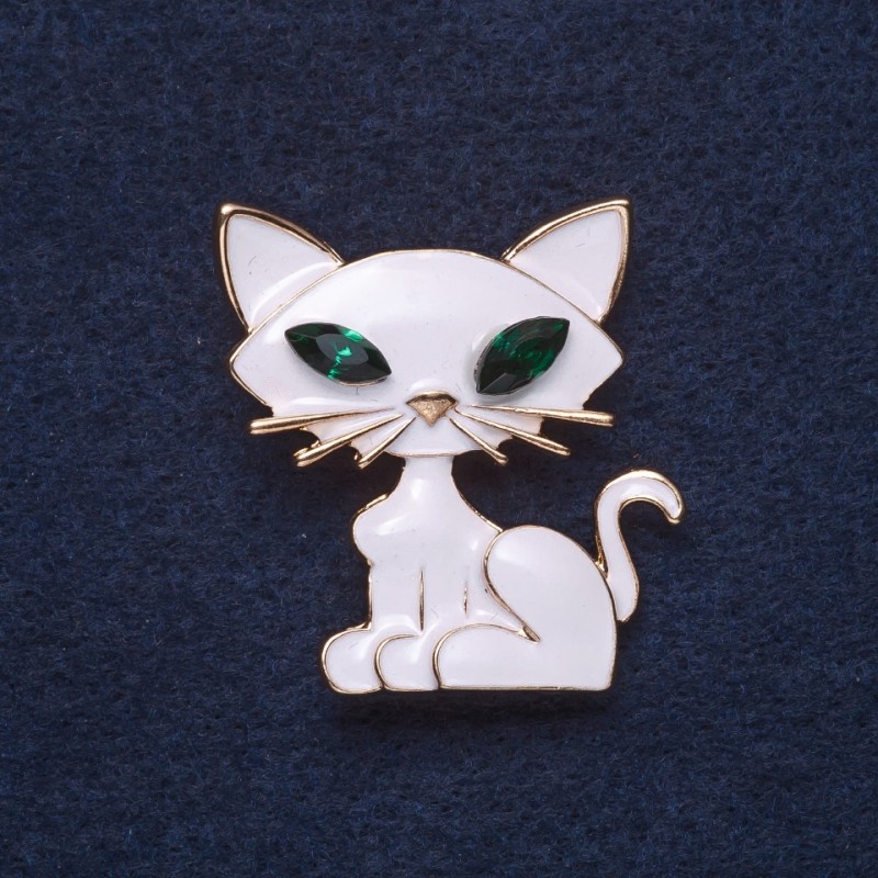 Brooch 'Kitty' white enamel gold-tone metal 3.5 x 3 cm
