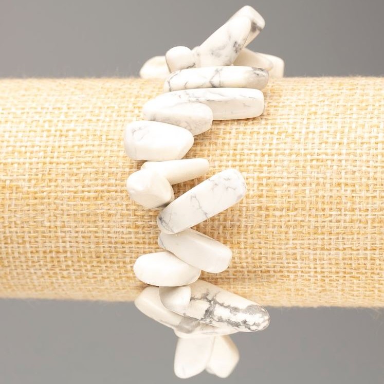 Elastic bracelet made of natural howlite chips 'Needle', diameter 23x6-16x6 mm +