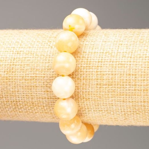 Elastic bracelet with pearlescent finish (acrylic imitation) smooth bead, diameter 12.5 mm, length 18 cm