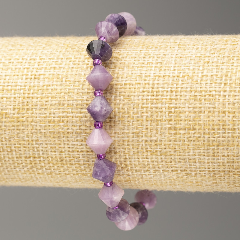Elastic bracelet with a faceted amethyst stone, bi-cone facets, 8×8 mm diameter, length 18 cm +/-
